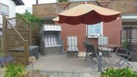 Terrasse mit Tisch und St&uuml;hlen